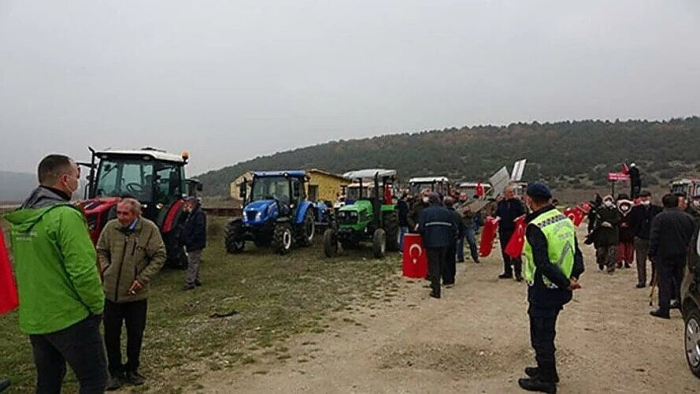 Bilecik'de 70 traktörle eylem yapan köylüler ÇED toplantısına engel oldu