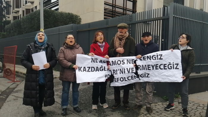 Cengiz Holding önünde açıklama yapmaya çalışan 7 çevreci gözaltına alındı