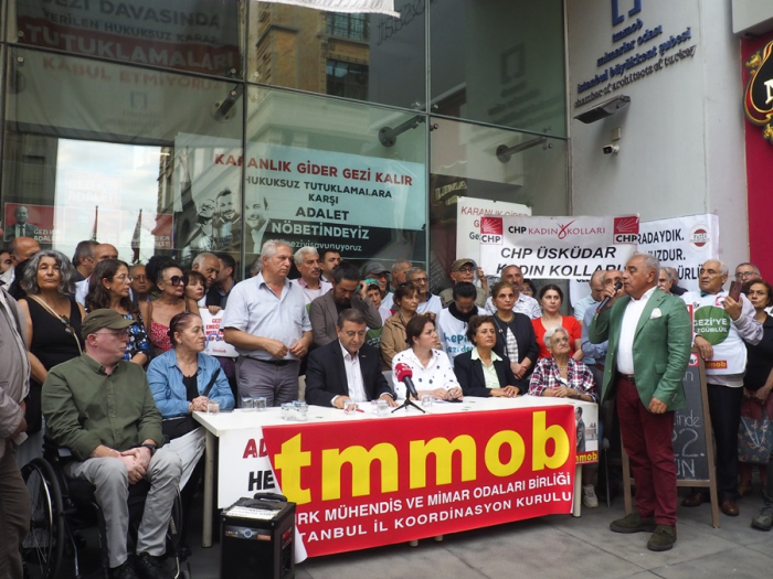 Gezi davasında Yargıtayın kararı İstanbul Mimarlar Odası önünde protesto edildi