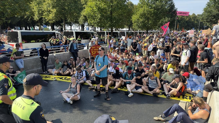 Hollanda'da fosil yakıt protestosunda 2500 gözaltı