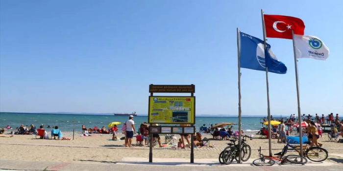 Marmara Denizi ölüyor, bakanlık plajlara mavi bayrak veriyor