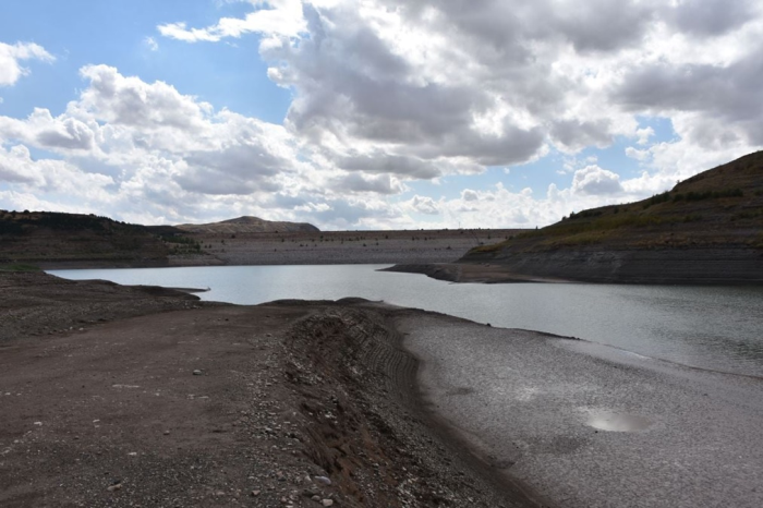 Suyu biten Sivas 4 Eylül Barajı alarm veriyor