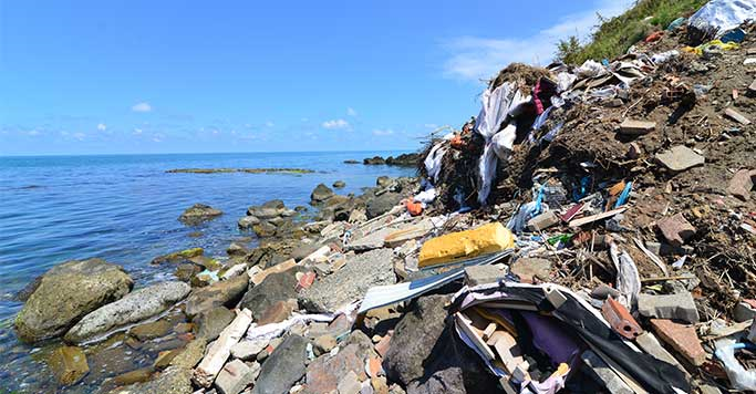 Trabzon-Giresun il sınırında denize dökülen çöpler tehlike saçıyor