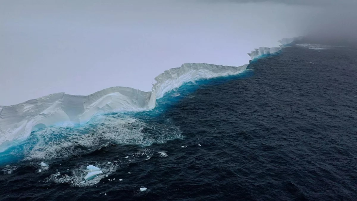 Dünyanın en büyük buzdağı A23a, Antarktika'da sürükleniyor