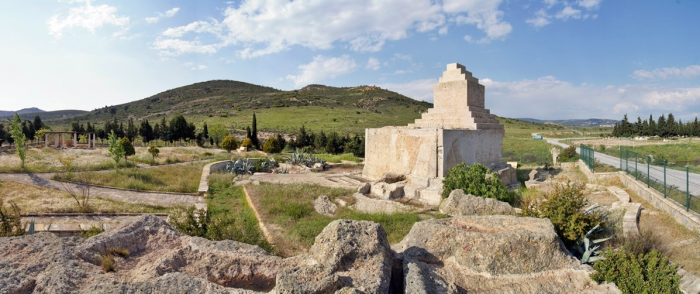 Foça'da Pers Mezar Anıtı'nın bulunduğu alana kurulmak istenen taş ocağı projesi iptal edildi