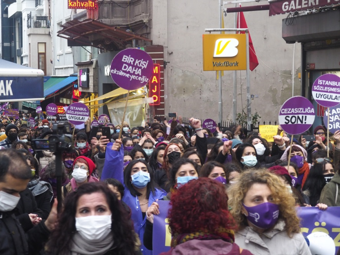 İstanbul Sözleşmesinden çekilme kararına karşı Kadıköy kadınlarla doldu