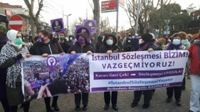 İstanbul Sözleşmesinden çıkılmasına karşı kadınlar her yerde tepkilerini gösteriyor