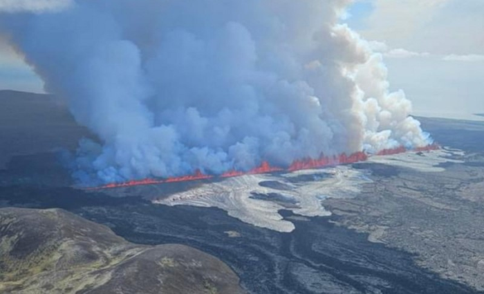 İzlanda'da volkanik yarık oluştu
