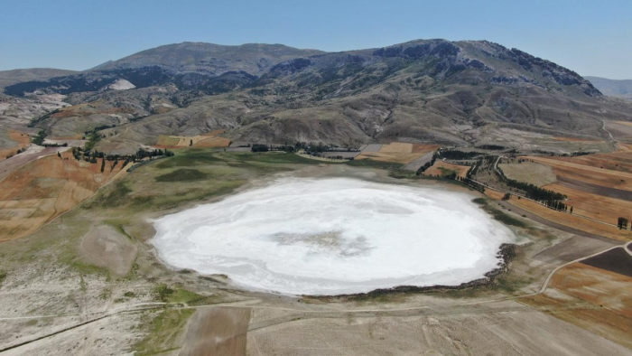 Sivas'da tamamen kuruyan Tecer Gölü’nden geriye tuz tabakası kaldı